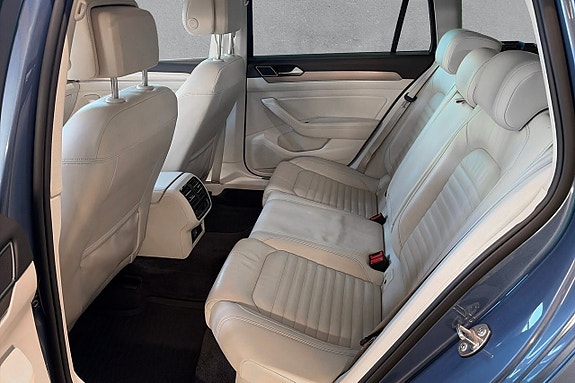 Volkswagen Passat 15 of 17