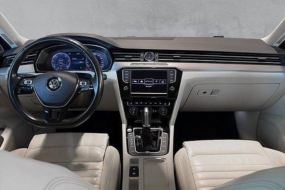 Volkswagen Passat 13 of 17