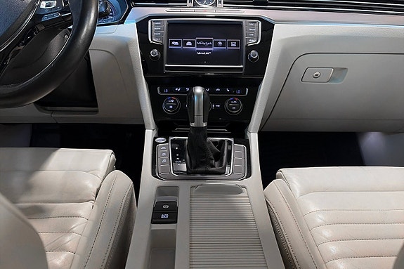 Volkswagen Passat 12 of 17