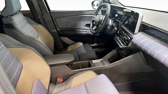 Renault 5 E-Tech 3 of 9