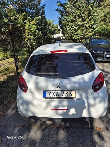 Peugeot 208 4 of 8