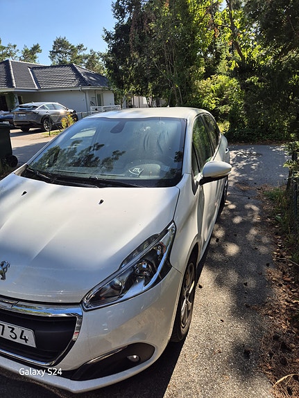 Peugeot 208 2 of 8