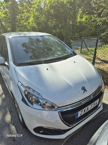 Peugeot 208 3 of 8