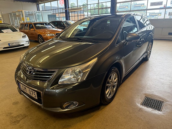 Toyota Avensis 2 of 14