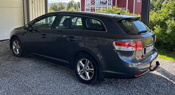 Toyota Avensis 2 of 2