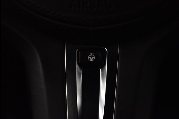 BMW 330i 12 of 23