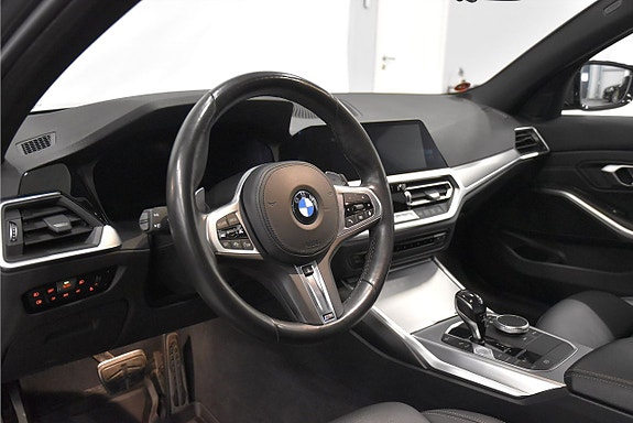 BMW 330i 9 of 23