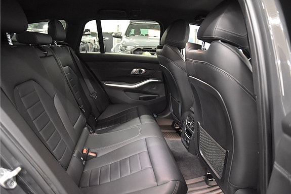 BMW 330i 14 of 23