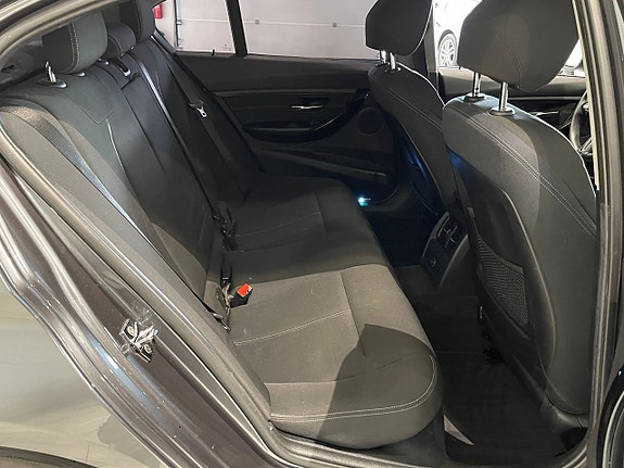 BMW 318d 19 of 23