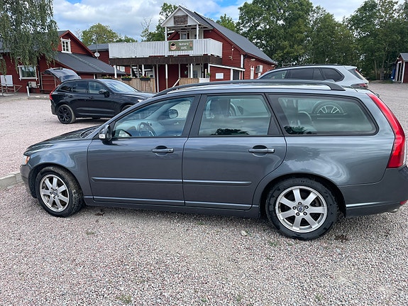 Volvo V50 3 of 5