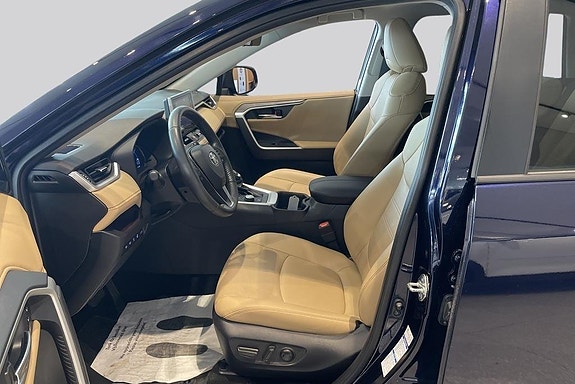 Toyota RAV4 8 of 19