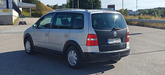 Volkswagen Touran 2 of 5