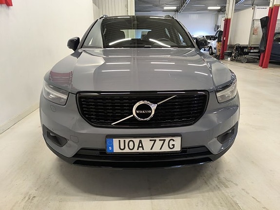 Volvo XC40 2 of 10