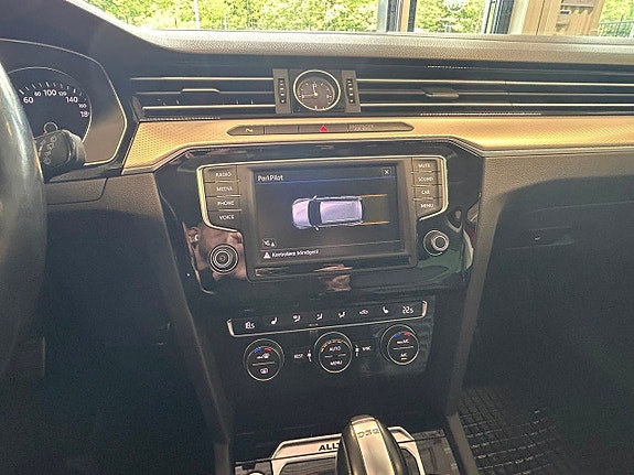 Volkswagen Passat Alltrack 12 of 20