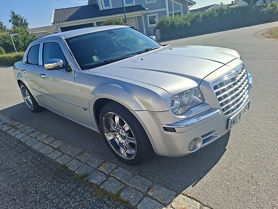 Chrysler 300C 3 of 10