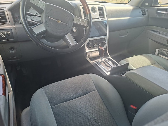 Chrysler 300C 7 of 10