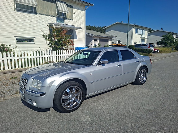 Chrysler 300C 2 of 10