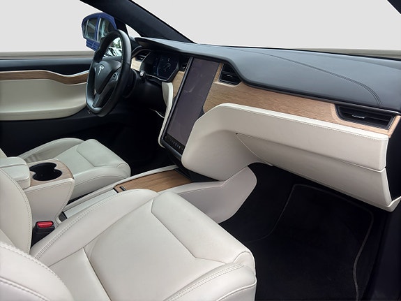 Tesla Model X 12 of 17