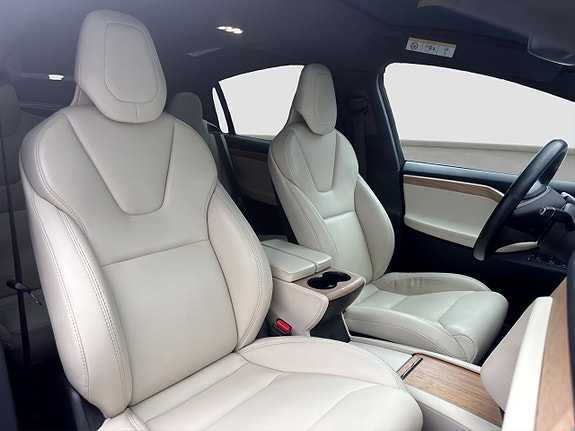 Tesla Model X 16 of 17