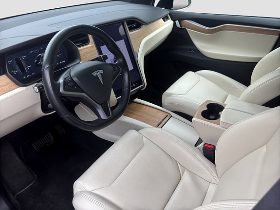 Tesla Model X 8 of 17
