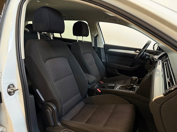 Volkswagen Passat 13 of 19