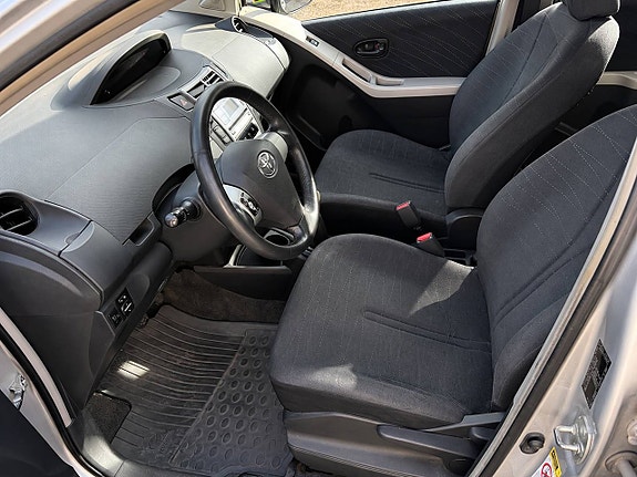 Toyota Yaris 9 of 11