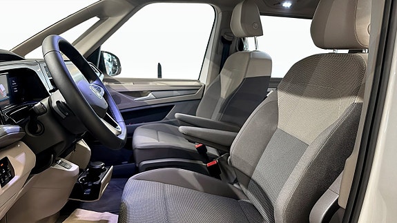 Volkswagen Multivan 8 of 12
