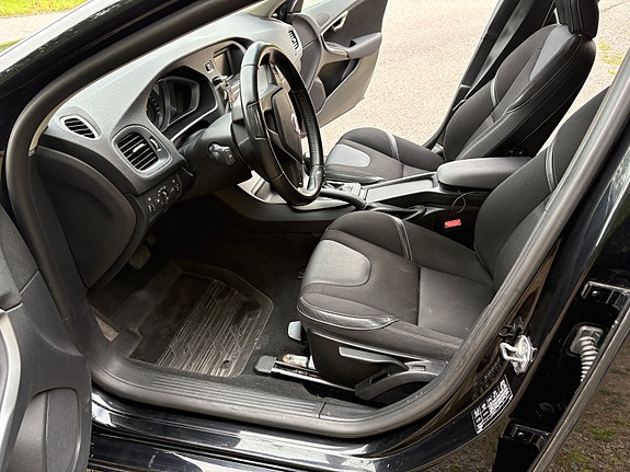 Volvo V40 11 of 15