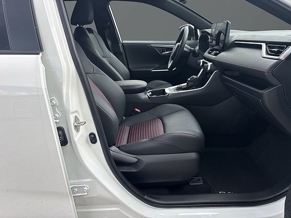 Toyota RAV4 8 of 16