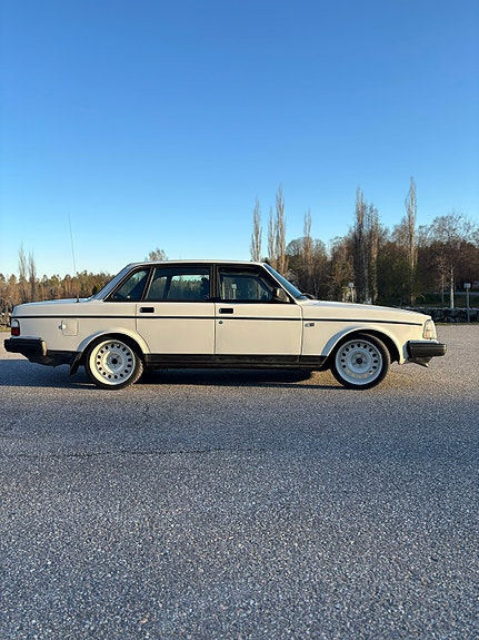 Volvo 240 3 of 10