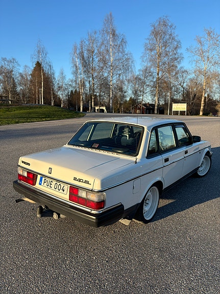 Volvo 240 4 of 10