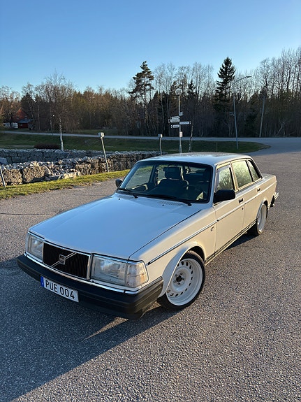 Volvo 240 2 of 10