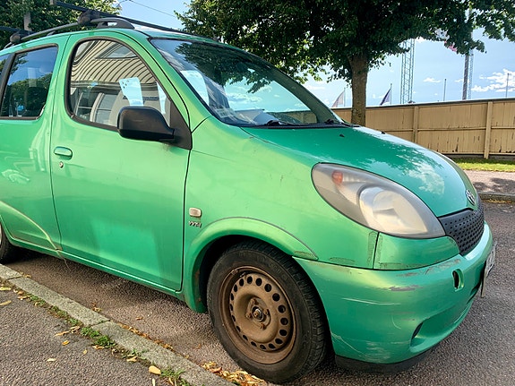 Toyota Yaris Verso 2 of 4