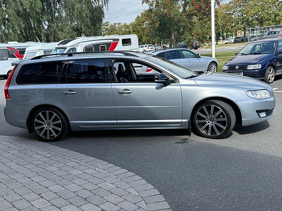 Volvo V70 3 of 17