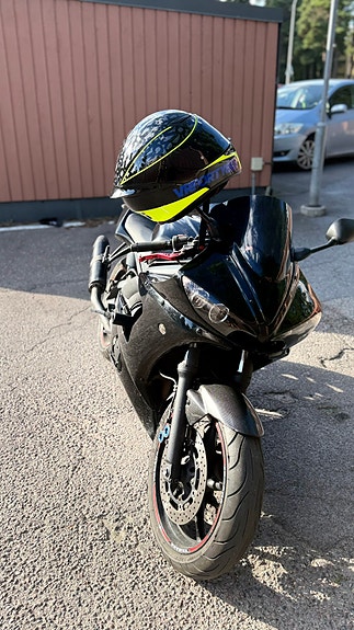 Yamaha YZF-R6 2 of 6
