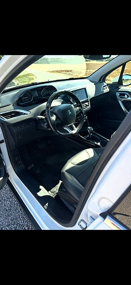 Peugeot 2008 2 of 4