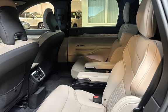 Volvo EX90 12 of 16
