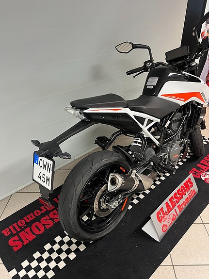 KTM 390 Duke 3 of 3