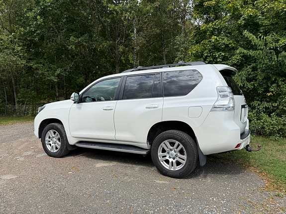 Toyota Land Cruiser 2 of 10