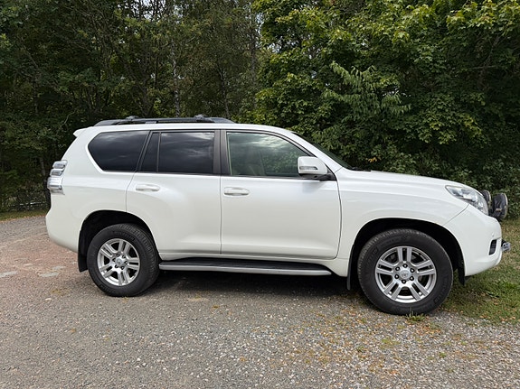Toyota Land Cruiser 4 of 10
