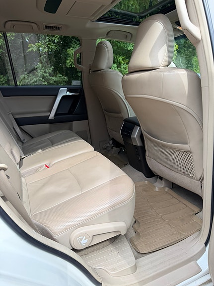 Toyota Land Cruiser 7 of 10