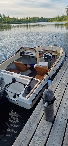 Bowrider med Yamaha 80 AETO hk – snabb och välfungerande båt med trailer 6 of 7