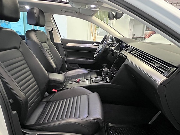 Volkswagen Passat Alltrack 16 of 27