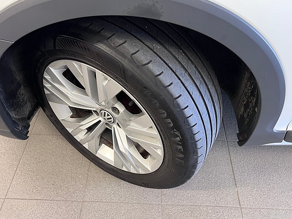 Volkswagen Passat Alltrack 2 of 27