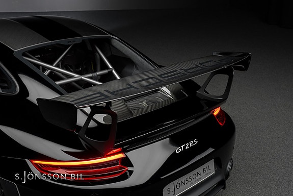 Porsche 911 GT2 RS 8 of 27