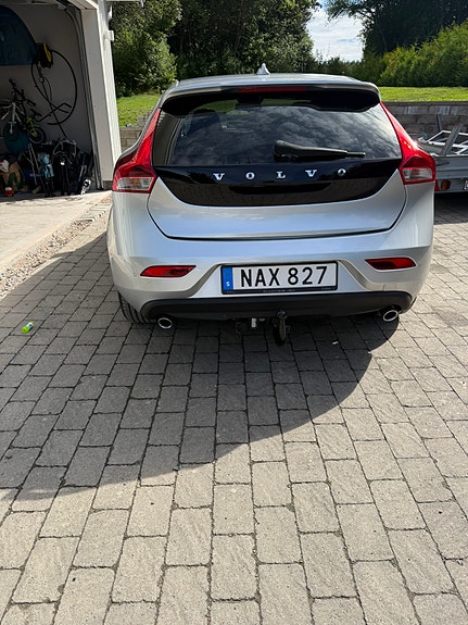 Volvo V40 2 of 4