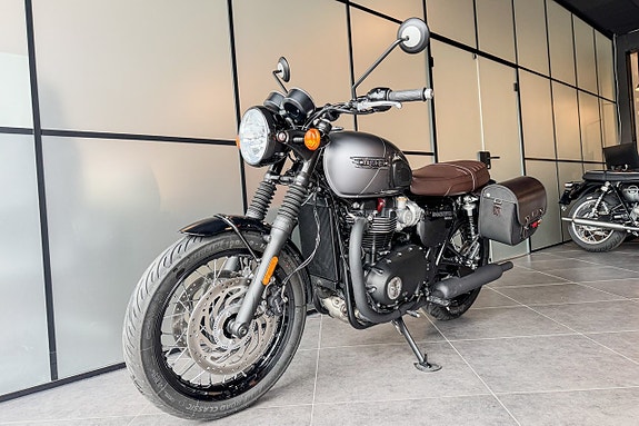 Triumph Bonneville T120 Black 2 of 5