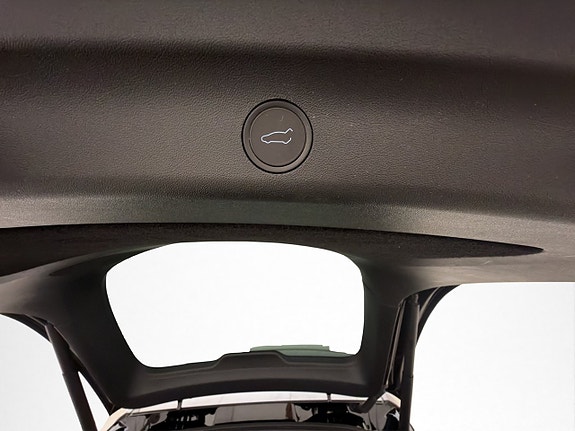 Tesla Model Y 29 of 30