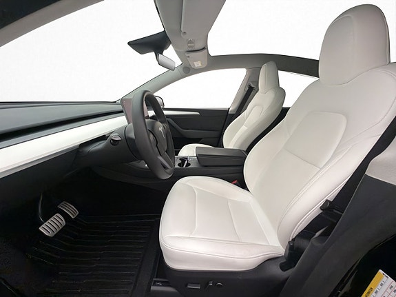 Tesla Model Y 12 of 30