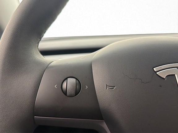 Tesla Model Y 16 of 30